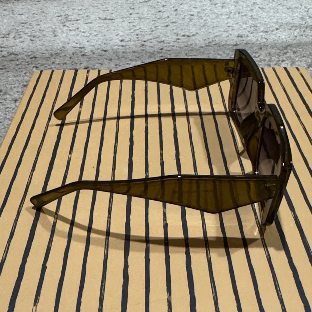Oversized square frame sunglasses